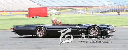 世界上最“扁”的汽車(chē) 躺著開(kāi)！