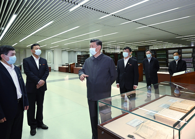 2022年4月25日，習(xí)近平來到中國人民大學(xué)考察調(diào)研。這是他在圖書館考察。