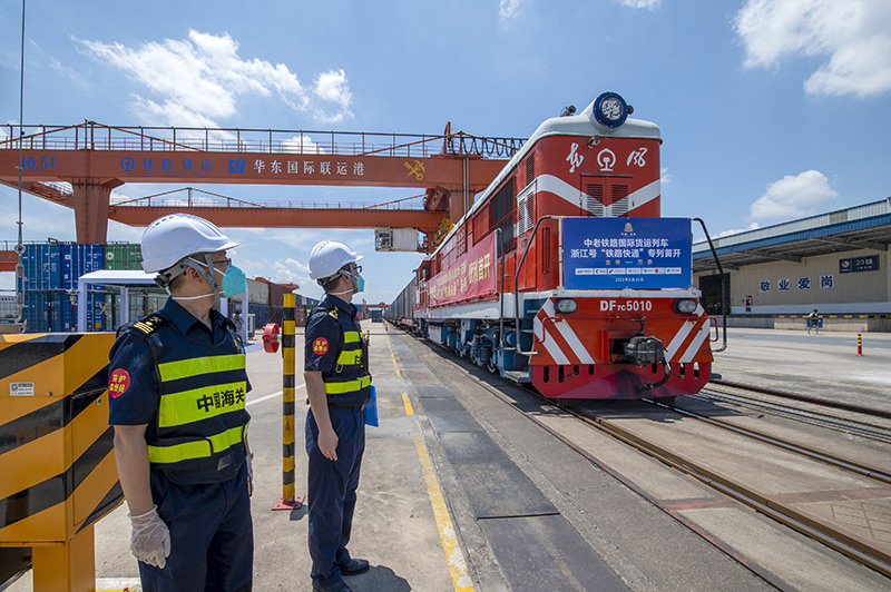 2022年6月29日，浙江金華，中老鐵路國(guó)際貨運(yùn)列車浙江號(hào)“鐵路快通”首趟專列經(jīng)海關(guān)監(jiān)管后，從浙江省鐵路金華南站鳴笛啟程，經(jīng)磨憨口岸駛向老撾萬(wàn)象。