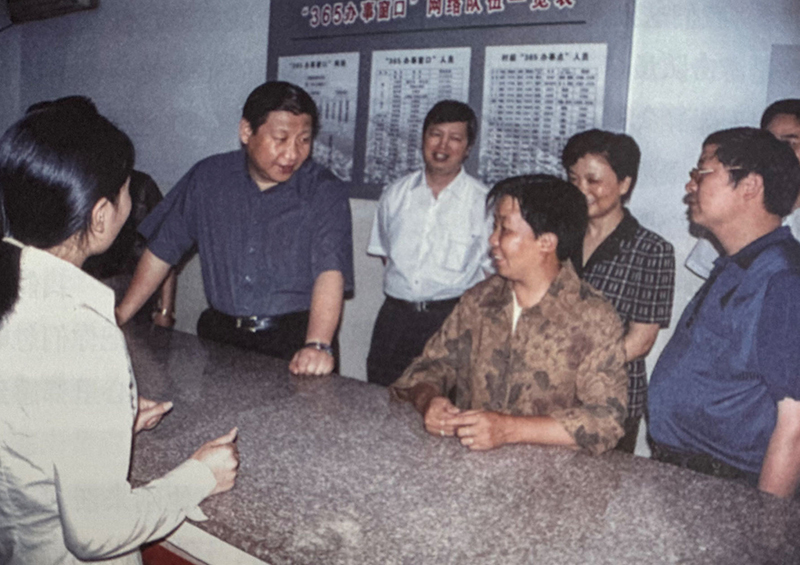 2003年6月，習近平在浙江金華市磐安縣新渥鎮(zhèn)“365辦事窗口”調(diào)研。