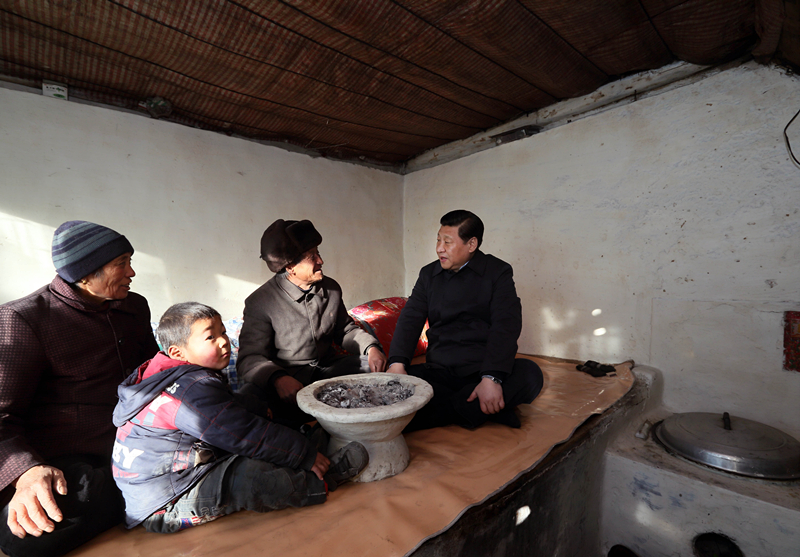 2012年12月30日，習近平在河北省阜平縣龍泉關(guān)鎮(zhèn)駱駝灣村看望唐榮斌老人一家。