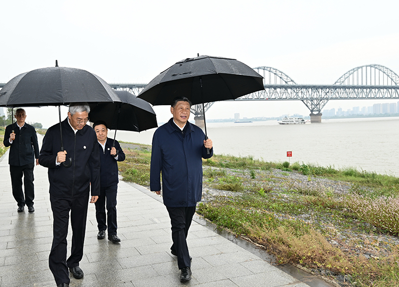 2023年10月10日，習近平總書記在江西長江國家文化公園九江城區(qū)段冒雨考察。