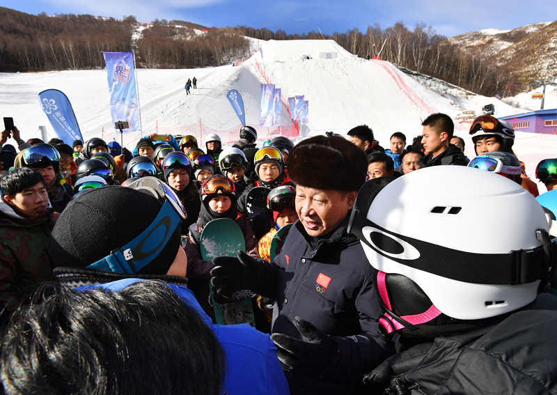 2017年1月23日，習(xí)近平總書記在云頂滑雪場同正在集訓(xùn)的國家滑雪隊運動員及滑雪愛好者親切交談。