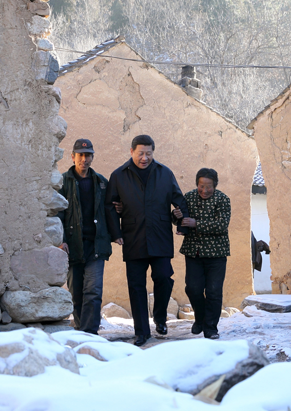 2012年12月30日，習(xí)近平總書記來到地處深山的河北阜平駱駝灣村，走進困難群眾唐宗秀家慰問看望。