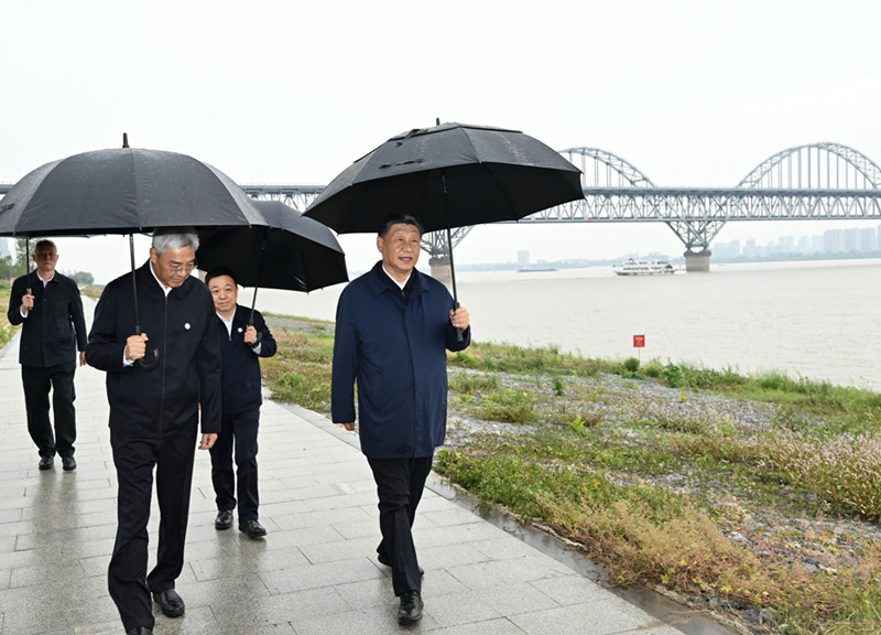 2023年10月10日，習近平在長江國家文化公園九江城區(qū)段考察時，冒雨沿江堤步行察看沿岸風貌。