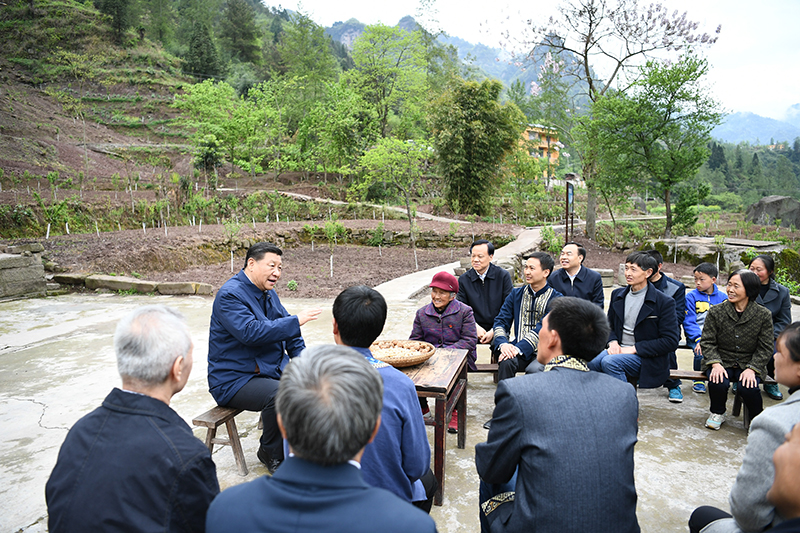 2019年4月15日，習近平總書記在重慶石柱土家族自治縣中益鄉(xiāng)華溪村同村民代表、基層干部、扶貧干部、鄉(xiāng)村醫(yī)生等圍坐在一起，共話脫貧攻堅。