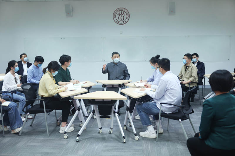 2022年4月25日，習近平總書記來到中國人民大學考察調研。這是總書記在立德樓觀摩思政課智慧教室現(xiàn)場教學并參與討論。
