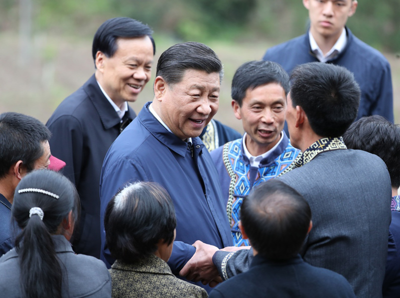 2019年4月15日至17日，中共中央總書記、國家主席、中央軍委主席習(xí)近平在重慶考察，并主持召開解決“兩不愁三保障”突出問題座談會。這是4月15日下午，習(xí)近平在石柱土家族自治縣中益鄉(xiāng)華溪村同村民親切交流。新華社記者 丁海濤 攝