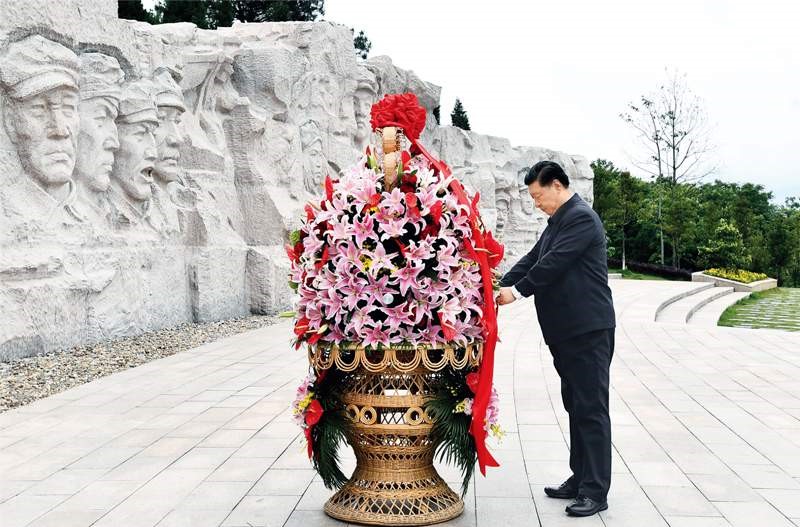 2021年4月25日至27日，中共中央總書記、國家主席、中央軍委主席習(xí)近平在廣西考察。這是25日上午，習(xí)近平在位于桂林市全州縣的紅軍長征湘江戰(zhàn)役紀(jì)念園，向湘江戰(zhàn)役紅軍烈士敬獻(xiàn)花籃。 新華社記者 謝環(huán)馳/攝