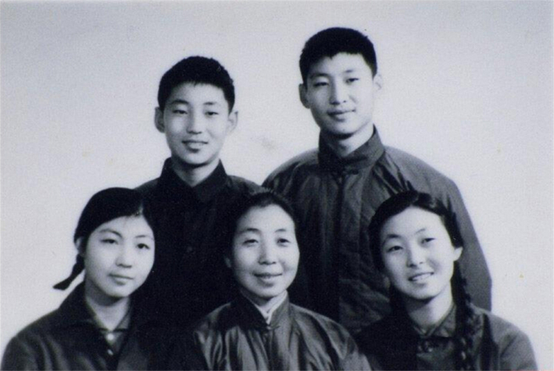 1972年冬，齊心和子女們。前排右起:齊橋橋、齊心、習(xí)安安。后排右起:習(xí)近平、習(xí)遠(yuǎn)平。