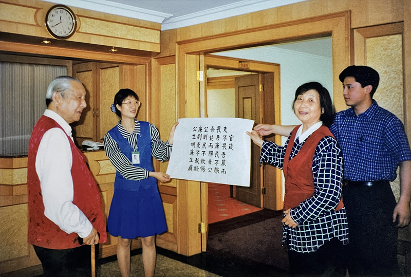 1999年3月，習(xí)仲勛欣賞齊心的書法作品《官箴》。