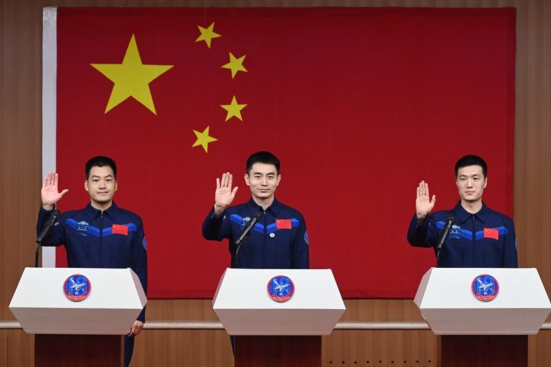 2024年月24日，神舟十八號載人飛行任務(wù)航天員葉光富（中）、李聰（右）、李廣蘇在酒泉衛(wèi)星發(fā)射中心問天閣與媒體記者集體見面。