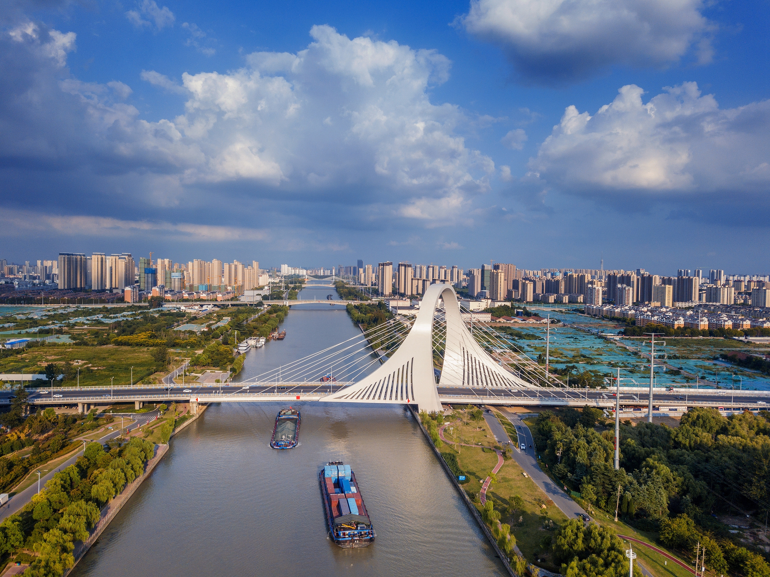 2022年9月12日，幾艘船舶行駛在江蘇淮安運(yùn)河大橋附近。