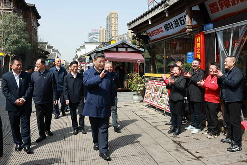 2024年3月19日上午，習(xí)近平在常德河街考察時，同店主和游客親切交流。新華社記者 王曄 攝
