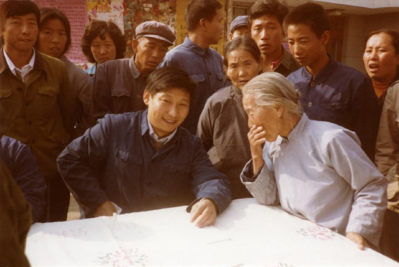 1983年，時任河北正定縣委書記的習近平（前排居中），臨時在大街上擺桌子聽取老百姓意見。
