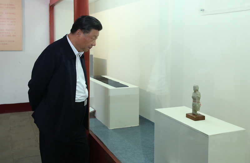 2021年5月12日，習近平總書記在南陽市考察東漢醫(yī)學家張仲景的墓祠紀念地醫(yī)圣祠。 
