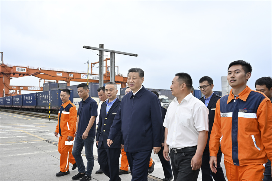 2024年4月22日至24日，中共中央總書記、國家主席、中央軍委主席習(xí)近平在重慶考察。這是22日下午，習(xí)近平在重慶國際物流樞紐園區(qū)重慶鐵路集裝箱中心站，同貨車司機(jī)、列車司機(jī)、裝卸工人、場站管理人員等親切交流。新華社記者 岳月偉 攝