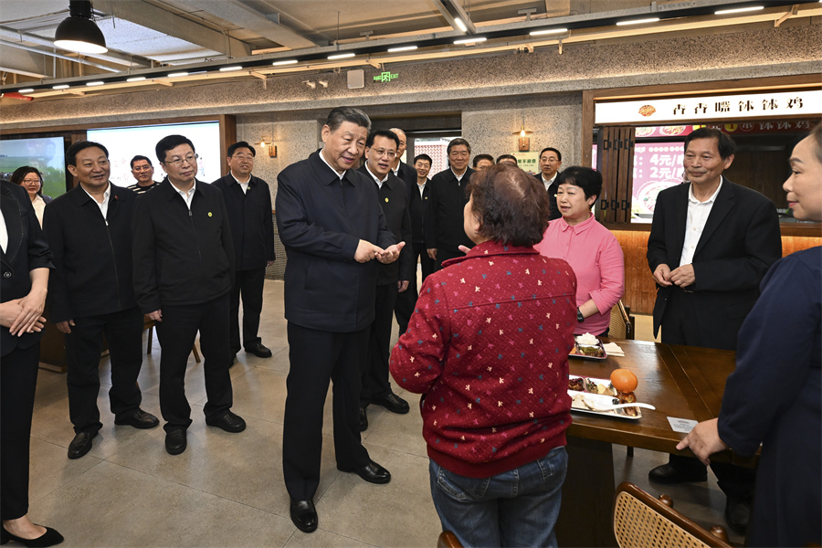 2024年4月22日下午，習(xí)近平在九龍坡區(qū)謝家灣街道民主村社區(qū)考察時(shí)，同正在社區(qū)食堂就餐的群眾親切交流。新華社記者 謝環(huán)馳 攝