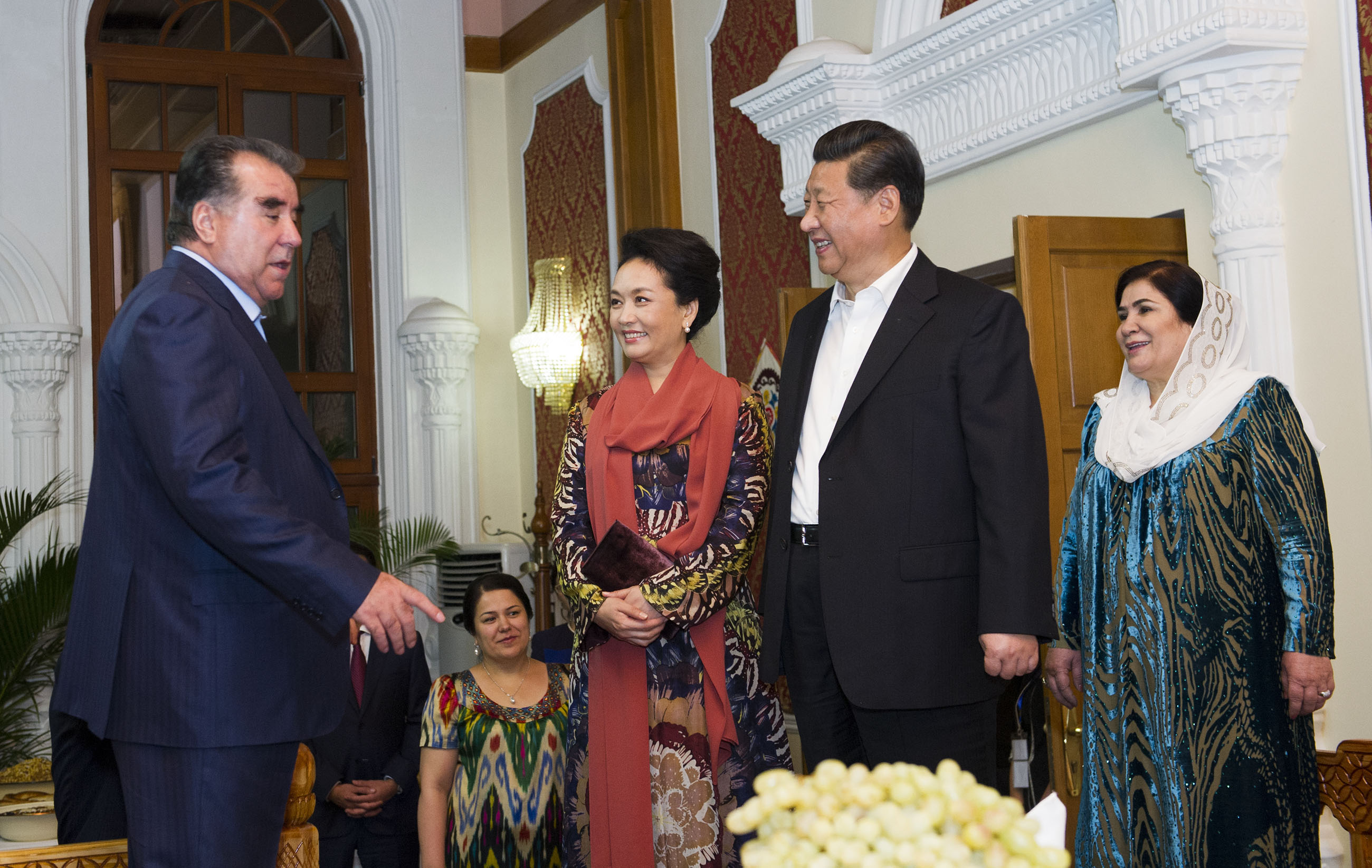 2014年9月12日，習近平主席在杜尚別出席塔吉克斯坦總統(tǒng)拉赫蒙舉行的家宴。這是習近平主席和夫人彭麗媛在拉赫蒙夫婦陪同下參觀總統(tǒng)官邸。