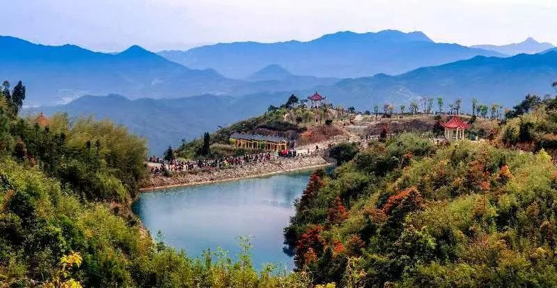 圖為游客們到軍營村七彩池欣賞美景。廈門市委宣傳部供圖