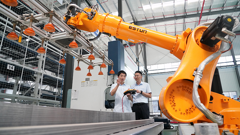 2023年8月26日，武漢，湖北長(zhǎng)江電氣有限公司智能車間，工作人員正在操作智能機(jī)械臂。