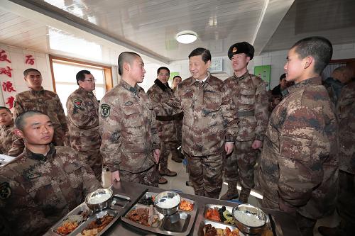 2014年1月26日中午，習(xí)近平來到連隊(duì)食堂，同戰(zhàn)士們一起用餐。新華社記者 李剛 攝