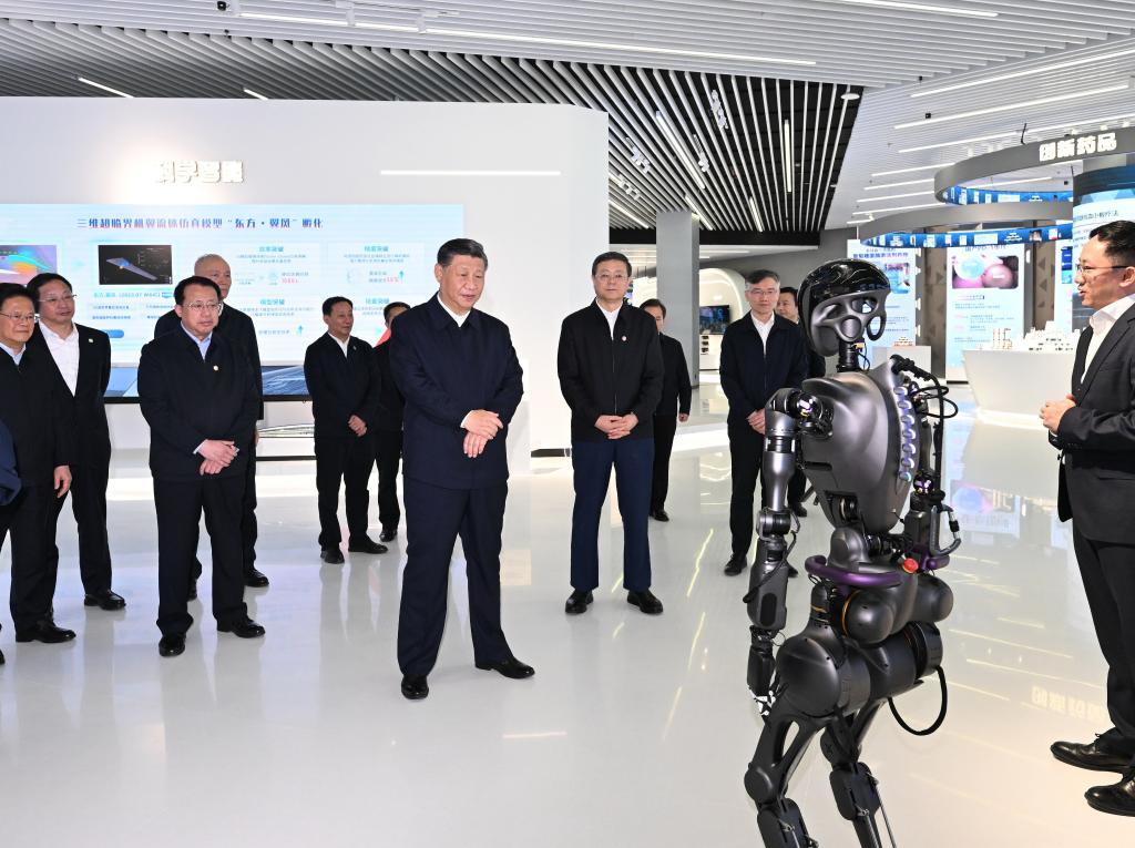 2023年11月28日下午，習近平在浦東新區(qū)張江科學城參觀上海科技創(chuàng)新成果展。新華社記者 謝環(huán)馳 攝