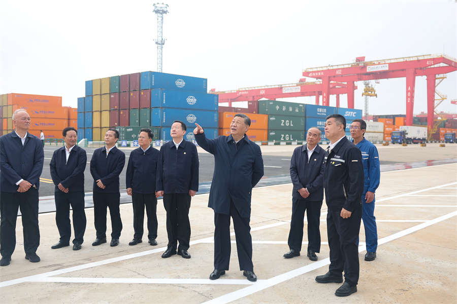 2024年5月22日至24日，中共中央總書記、國家主席、中央軍委主席習近平在山東考察。這是22日下午，習近平在日照港察看全自動化集裝箱碼頭作業(yè)場景。新華社記者 鞠鵬 攝