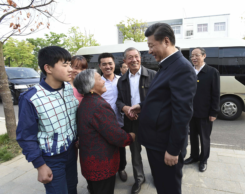 2016年4月25日，習(xí)近平在安徽省滁州市鳳陽縣小崗村看望當(dāng)年大包干帶頭人嚴(yán)金昌（右三）一家。